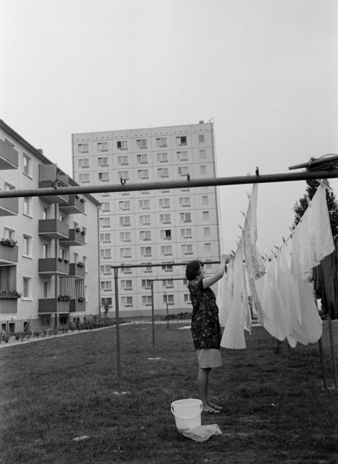 Németország, Ludwigsfelde, balra a Potsdamer Strasse épületeinek hátsó frontja, szemben a munkásszálló épülete., 1966, Bojár Sándor, NDK, Fortepan #179561