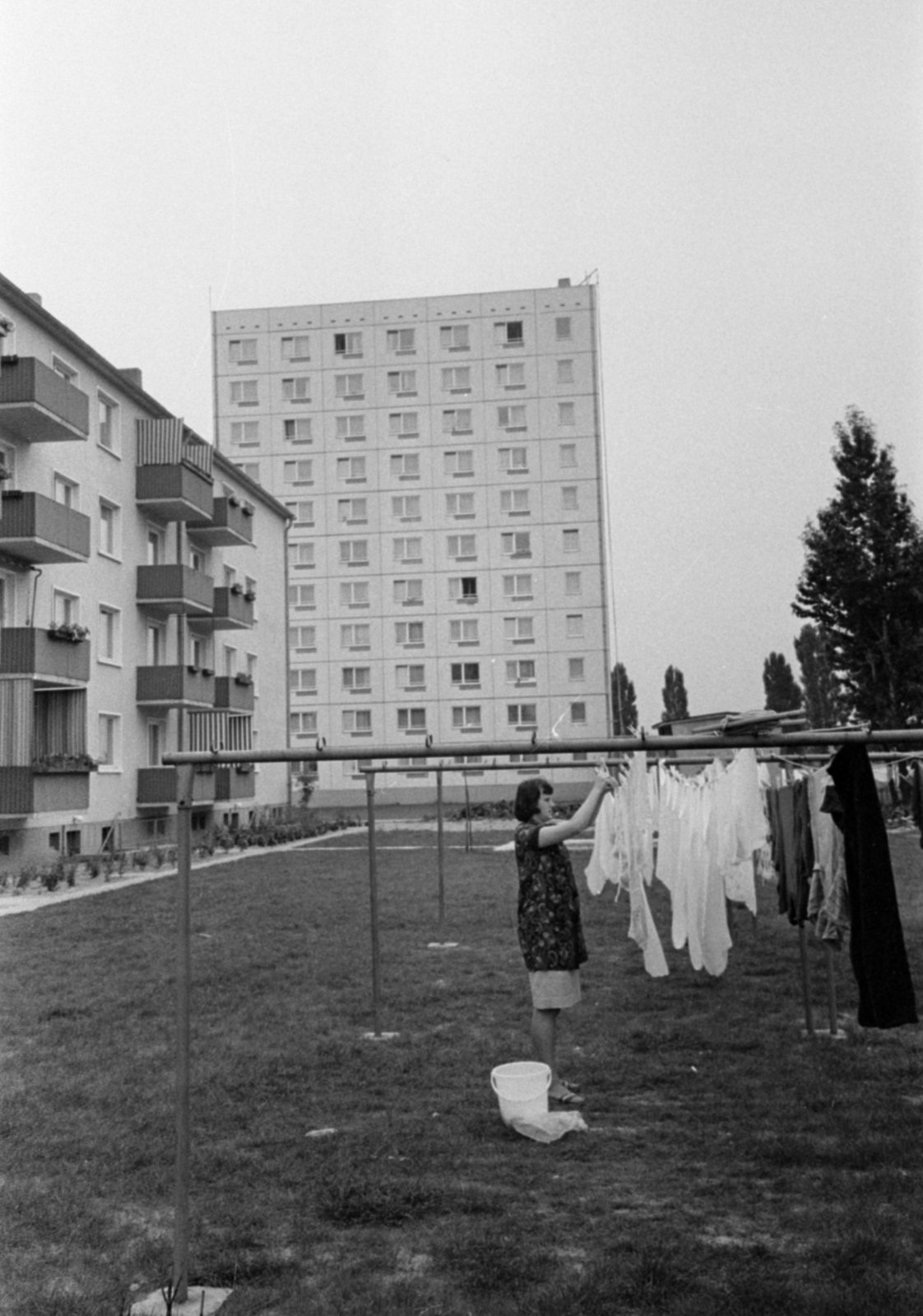 Németország, Ludwigsfelde, balra a Potsdamer Strasse épületeinek hátsó frontja, szemben a munkásszálló épülete., 1966, Bojár Sándor, NDK, Fortepan #179563