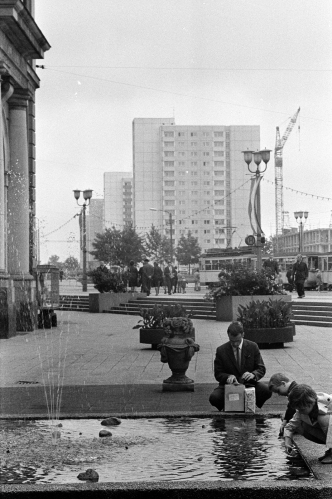 Germany, Dresden, Pirnaischer Platz, balra az Altes Landhaus, ami ma Drezdai Városi Múzeum (Stadtmuseum Dresden). Háttérben a Grunaer Strasse toronyházai., 1969, Bojár Sándor, GDR, Fortepan #179567