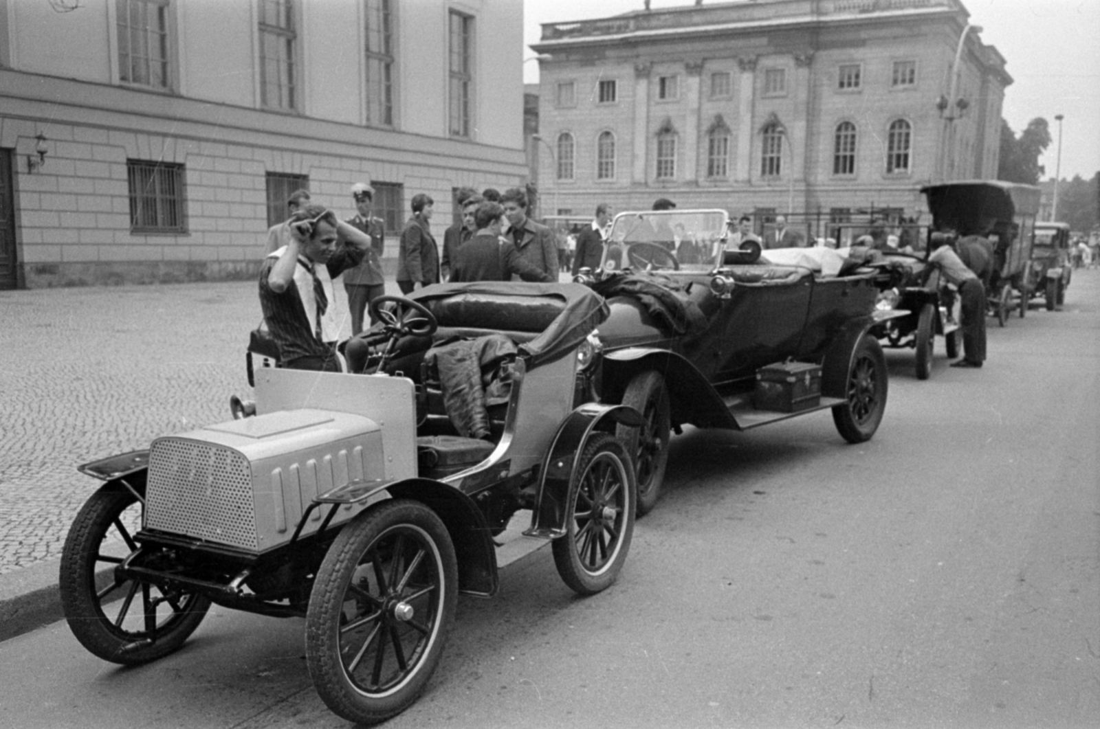 Németország, Berlin, Kelet-Berlin, Bebelplatz a Unter den Lindenen felé nézve. Balra az Operaház (Staatsoper), szemben a Humboldt Egyetem épülete. A felvétel a Junge Frau von 1914 című NDK tévéfilm forgatása alkalmával készült., 1969, Bojár Sándor, NDK, Fortepan #179585