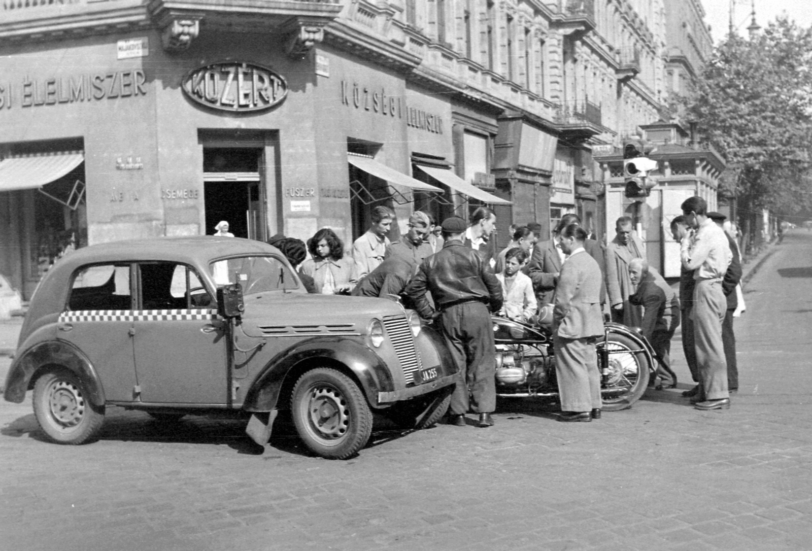 Hungary, Budapest VI., Teréz (Lenin) körút - Király (Majakovszkij) utca sarok. Renault Juvaquatre típusú taxi., 1953, Magyar Rendőr, motorcycle, street view, genre painting, taxicab, Renault-brand, BMW-brand, French brand, public toilet, untitled, street name sign, Budapest, grocery store, Közért Company, Fortepan #17959
