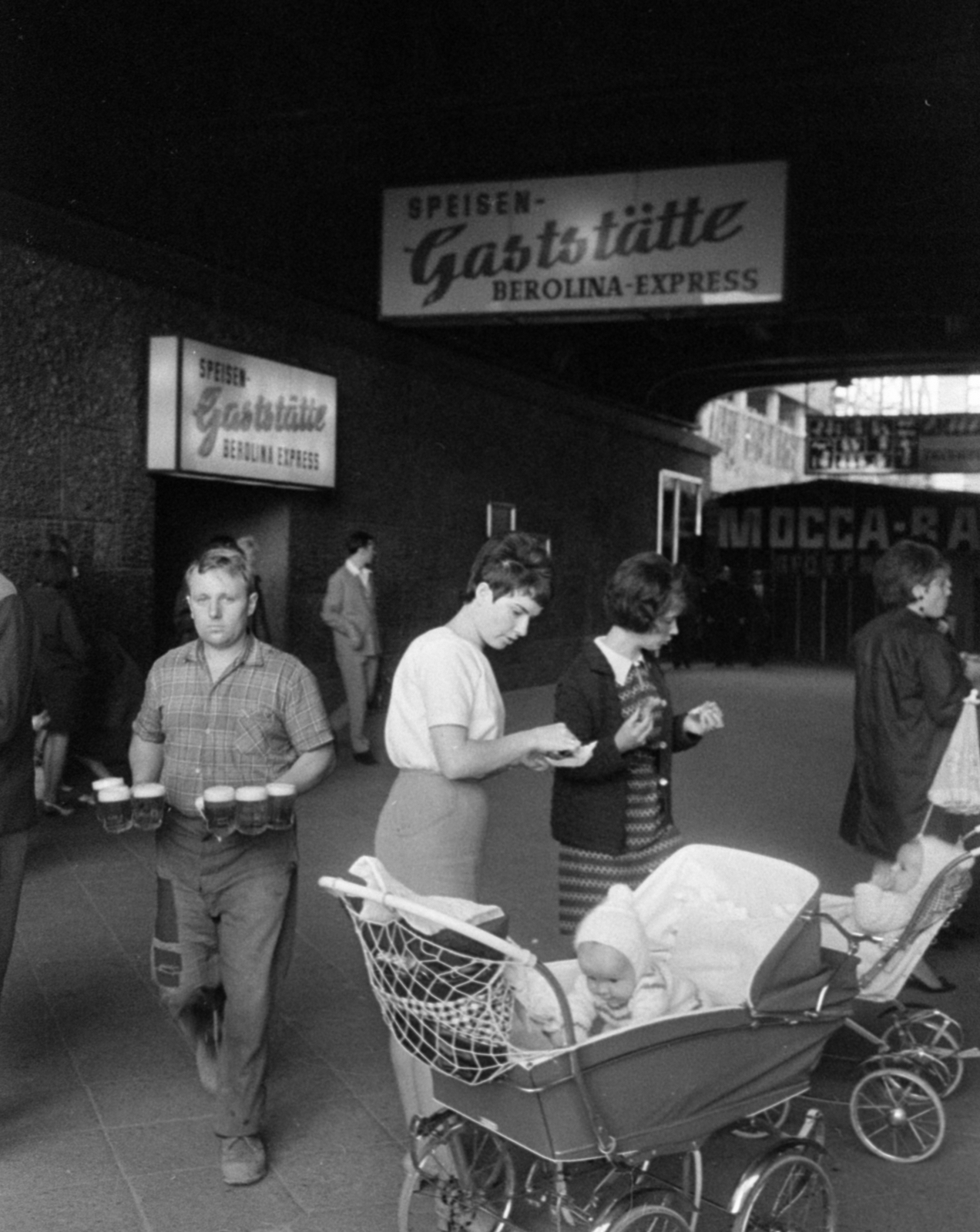 Germany, Berlin, Kelet-Berlin, Alexanderplatz, a Berolina-Express vendéglő a Stadtbahn vágányai alatti átjáróban., 1968, Bojár Sándor, GDR, german text, baby carriage, Fortepan #179592