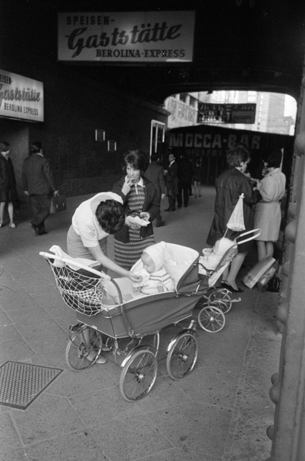 Germany, Berlin, Kelet-Berlin, Alexanderplatz, a Berolina-Express vendéglő a Stadtbahn vágányai alatti átjáróban., 1968, Bojár Sándor, GDR, german text, baby carriage, Fortepan #179593