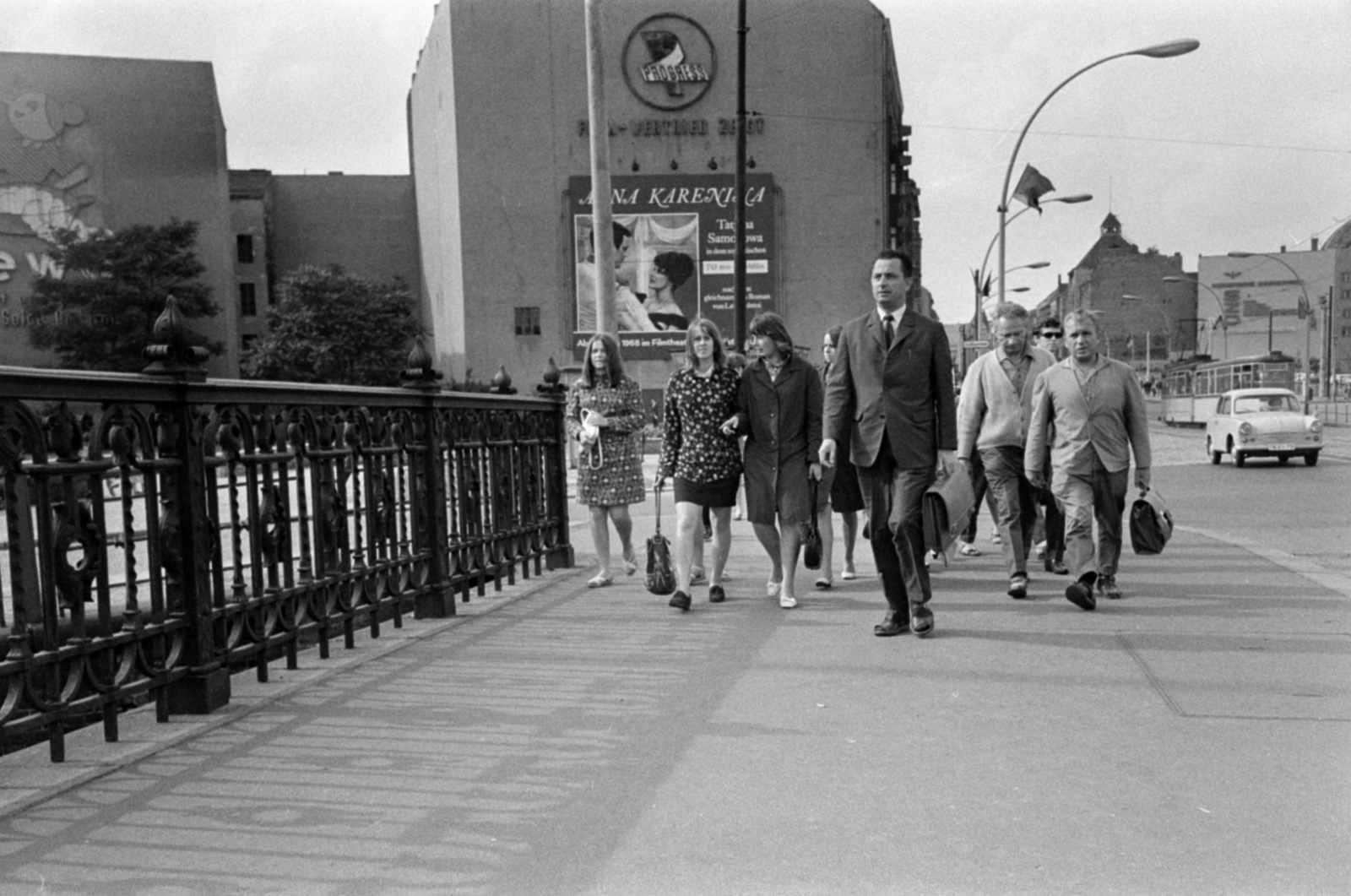 Germany, Berlin, Kelet-Berlin, a Weidendammer Brücke a Spree folyón, szemben a Friedrichstrasse., 1968, Bojár Sándor, GDR, Fortepan #179594