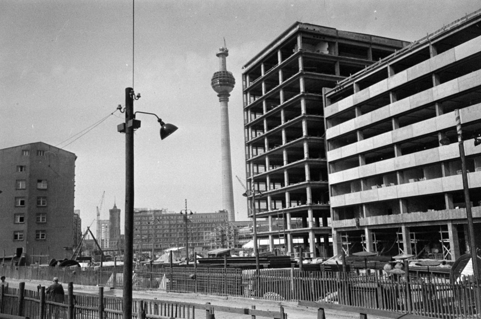 Germany, Berlin, Kelet-Berlin, Alexanderplatz. A TV torony építése, balra a háttérben a Vörös Városháza (Rotes Rathaus) tornya., 1968, Bojár Sándor, GDR, Fortepan #179599