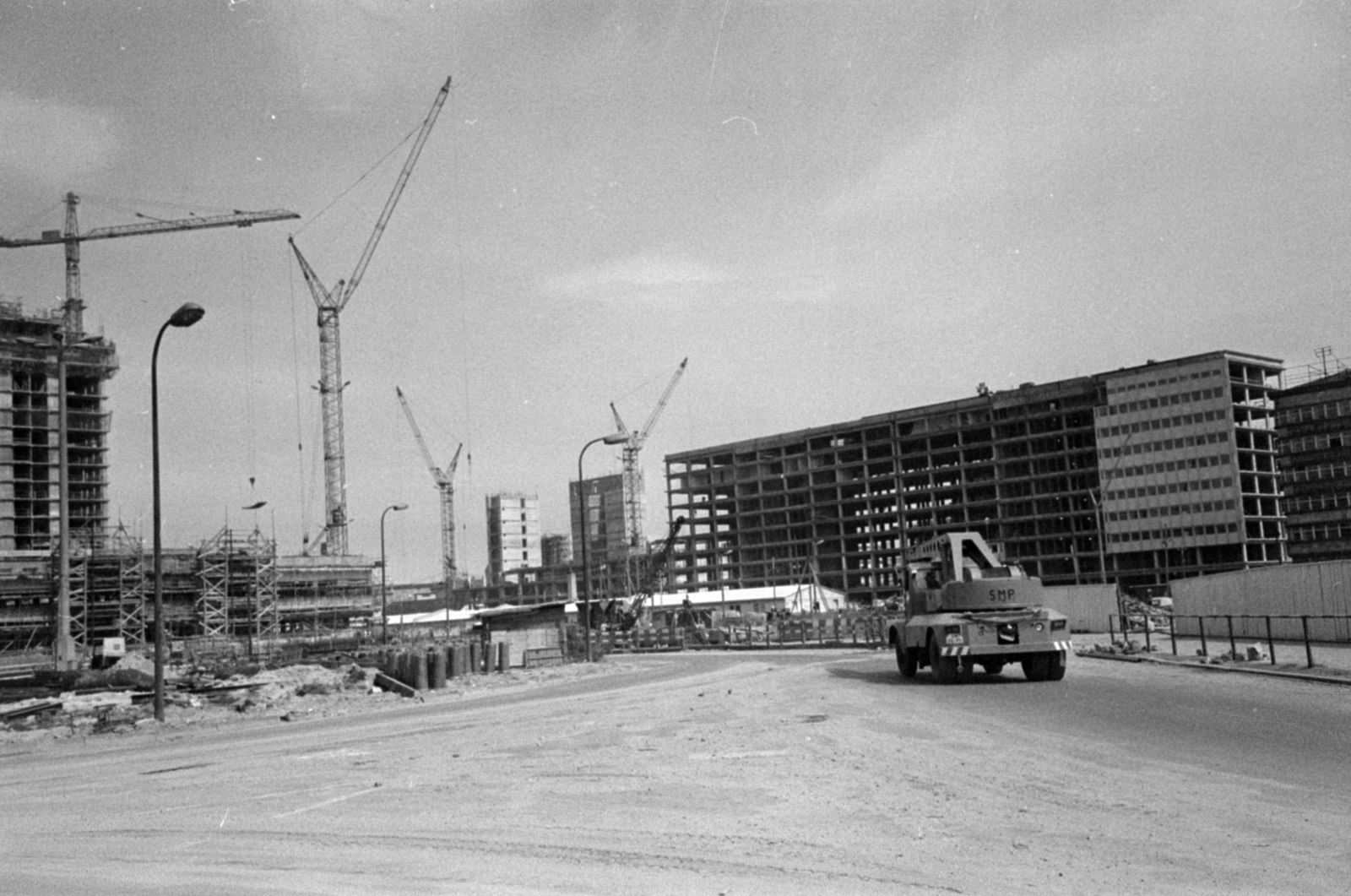 Germany, Berlin, Kelet-Berlin, Alexanderplatz, az előtérben balra a Hotel Stadt Berlin, jobbra a Haus der Elektroindustrie építkezése., 1968, Bojár Sándor, GDR, Fortepan #179604