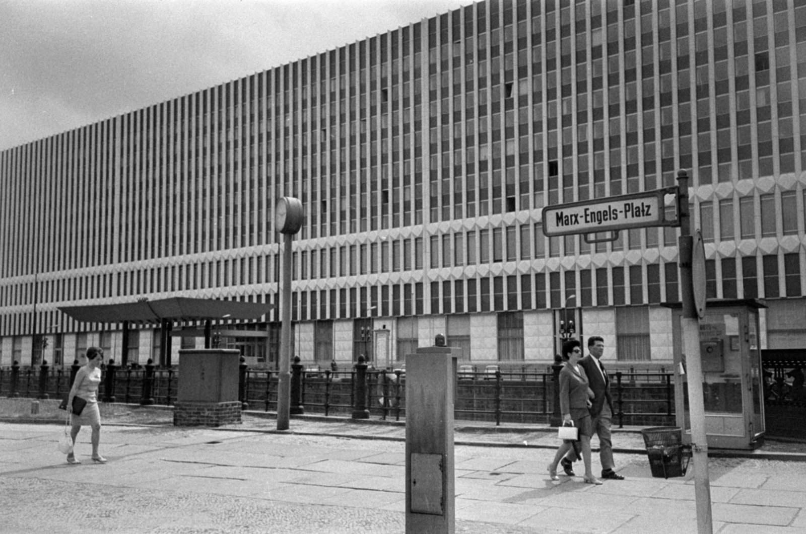 Germany, Berlin, Kelet-Berlin, Schlossplatz (Marx-Engels-Platz), a Külügyminisztérium épülete., 1968, Bojár Sándor, GDR, Fortepan #179607