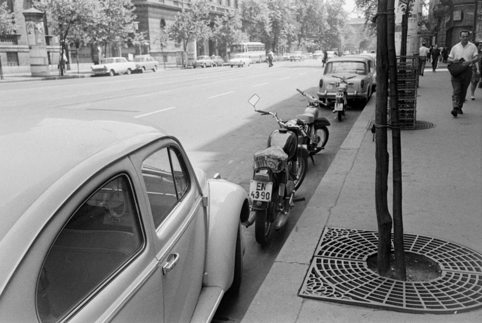 Hungary, Budapest V., a Múzeum körút az Astoria felől nézve, balra az ELTE épületei, jobbra a Ferenczy István utca., 1969, Bojár Sándor, Budapest, Volkswagen-brand, Volkswagen Beetle, Simson-brand, Fortepan #179620