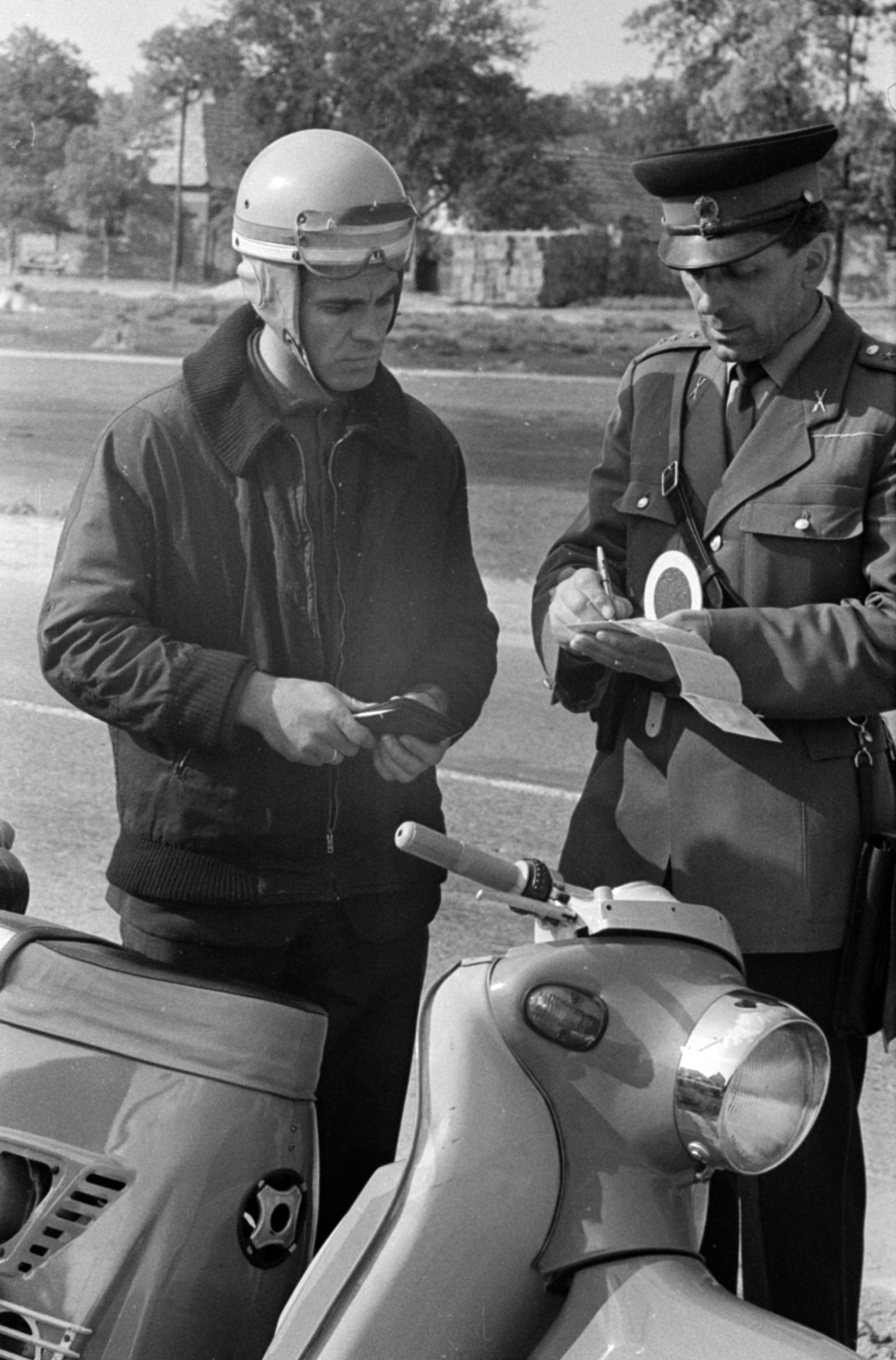 Hungary, Örkény, Fő utca (5-ös főút), háttérben a Piac tér., 1969, Bojár Sándor, cop, crash helmet, Jawa-brand, peaked cap, roadside vehicle checks, Fortepan #179627