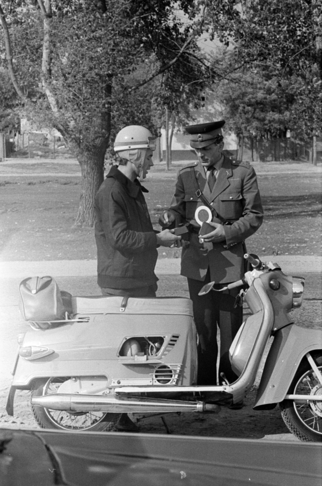 Magyarország, Örkény, Fő utca (5-ös főút), háttérben a Piac tér., 1969, Bojár Sándor, rendőr, motoros, Jawa-márka, közúti ellenőrzés, Jawa Tatran 125, Fortepan #179628