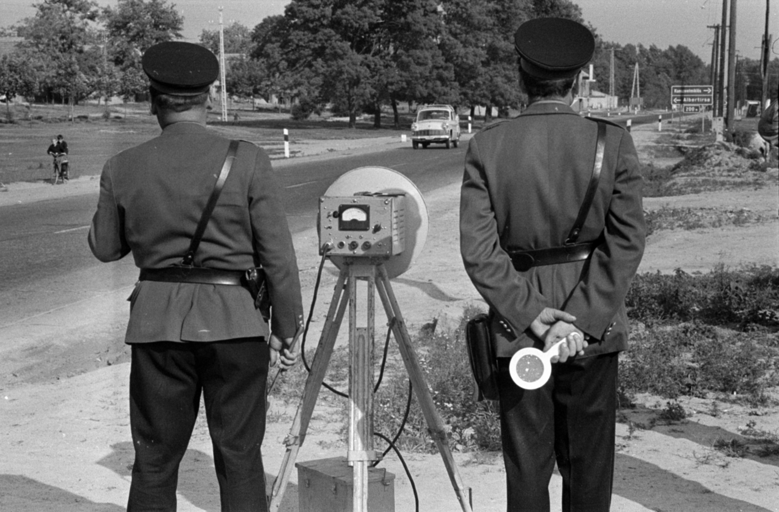 Magyarország, Örkény, a Fő utca (5-ös főút) a Hunyadi utca felé nézve., 1969, Bojár Sándor, rendőr, traffipax, közúti ellenőrzés, jelzőtárcsa, bukósisak, Fortepan #179629