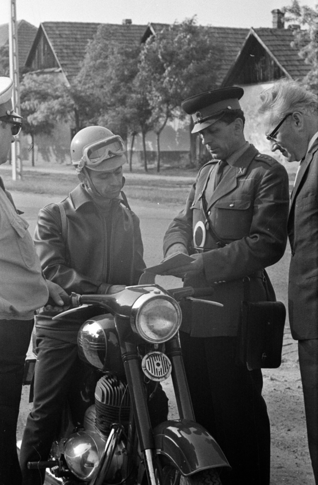 1969, Bojár Sándor, crash helmet, patrol bag, uniform, signalling disc, peaked cap, roadside vehicle checks, cop, Fortepan #179630