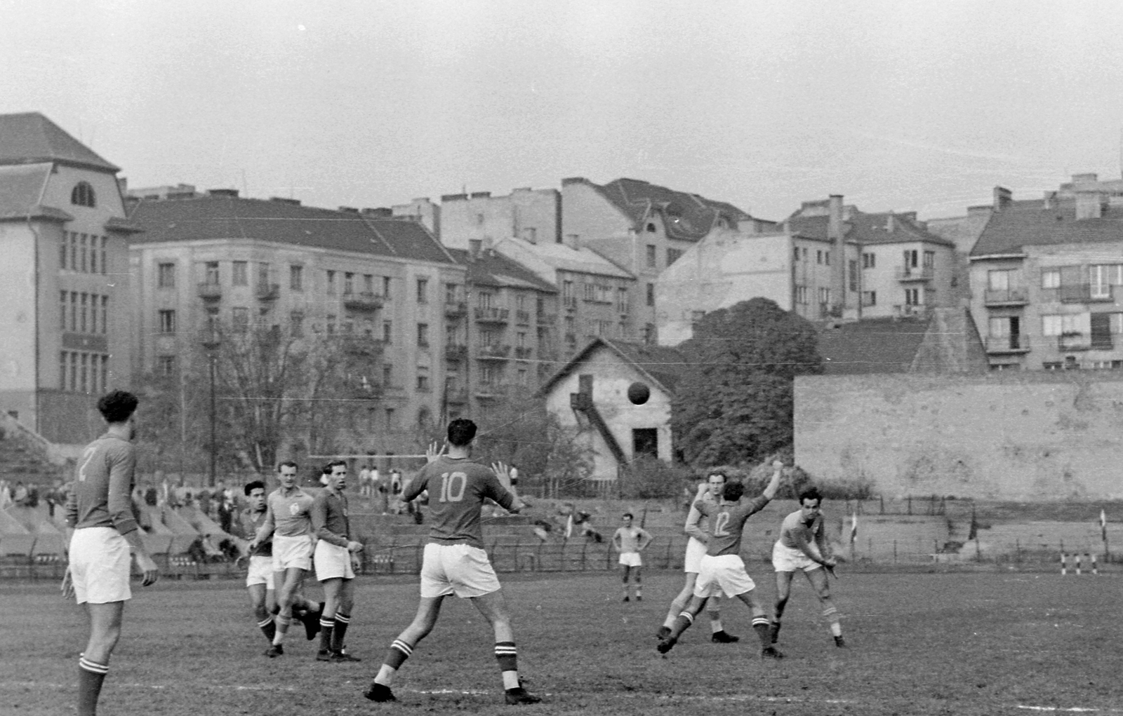 Hungary, Budapest XI., Kőrösy József (Mező) utca, BEAC sportpálya, háttérben a Váli utca, balra a Váli utcai iskola épülete., 1953, Magyar Rendőr, football, pitch, sport jersey, handball, Budapest, Fortepan #17965