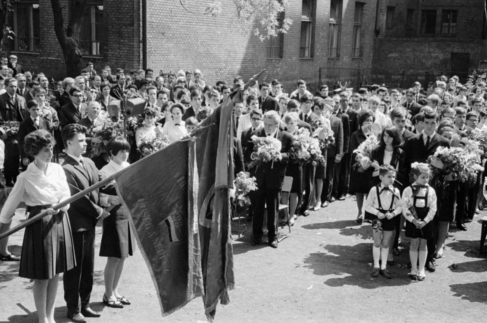 Hungary, Budapest V., Papnövelde (Eötvös Loránd) utca 4-6. ELTE Apáczai Csere János Gyakorló Általános Iskola és Gimnázium, ballagás., 1967, Bojár Sándor, Budapest, Fortepan #179651