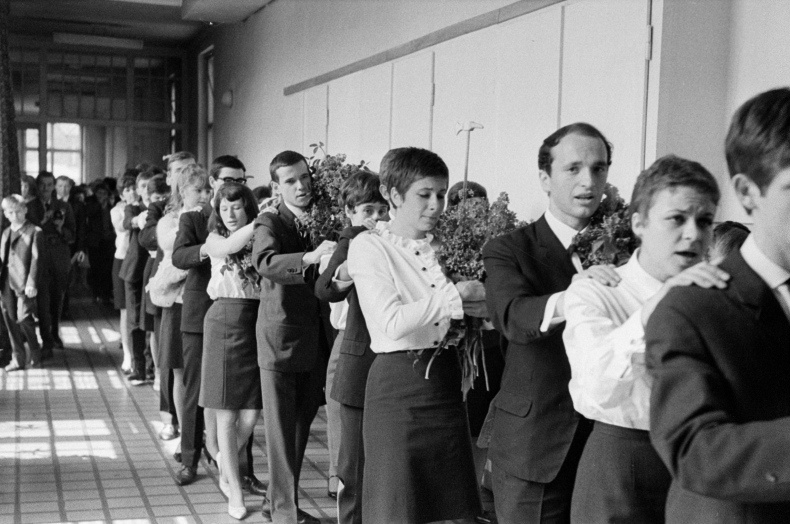 Hungary, Budapest V., Papnövelde (Eötvös Loránd) utca 4-6. ELTE Apáczai Csere János Gyakorló Általános Iskola és Gimnázium, ballagás., 1967, Bojár Sándor, Budapest, graduation, Fortepan #179656