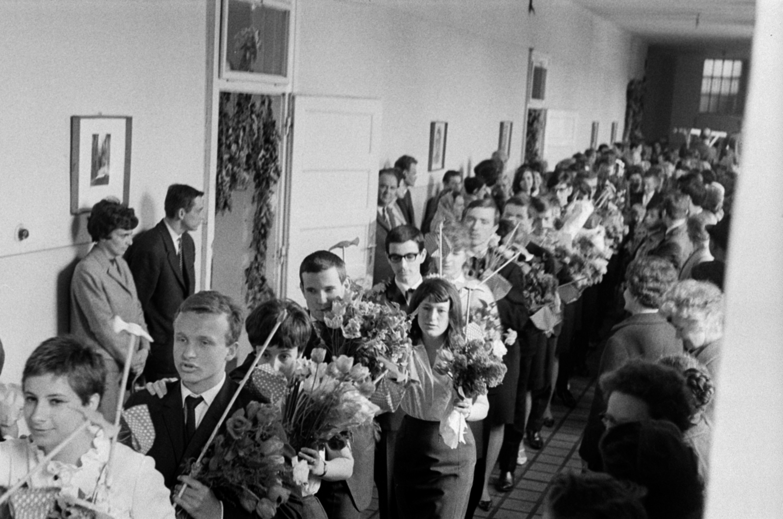 Hungary, Budapest V., Papnövelde (Eötvös Loránd) utca 4-6. ELTE Apáczai Csere János Gyakorló Általános Iskola és Gimnázium, ballagás., 1967, Bojár Sándor, Budapest, Fortepan #179657