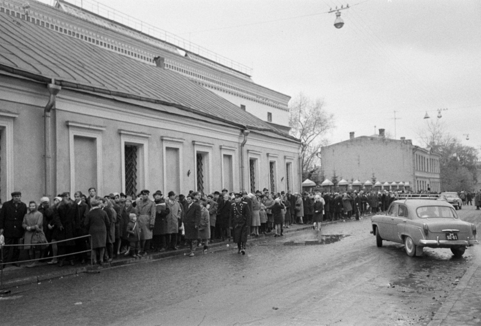 Russia, Moscow, Lavrusinszkij pereulok, sorban állók a Tretyakov Képtárhoz., 1968, Bojár Sándor, Soviet Union, Fortepan #179670