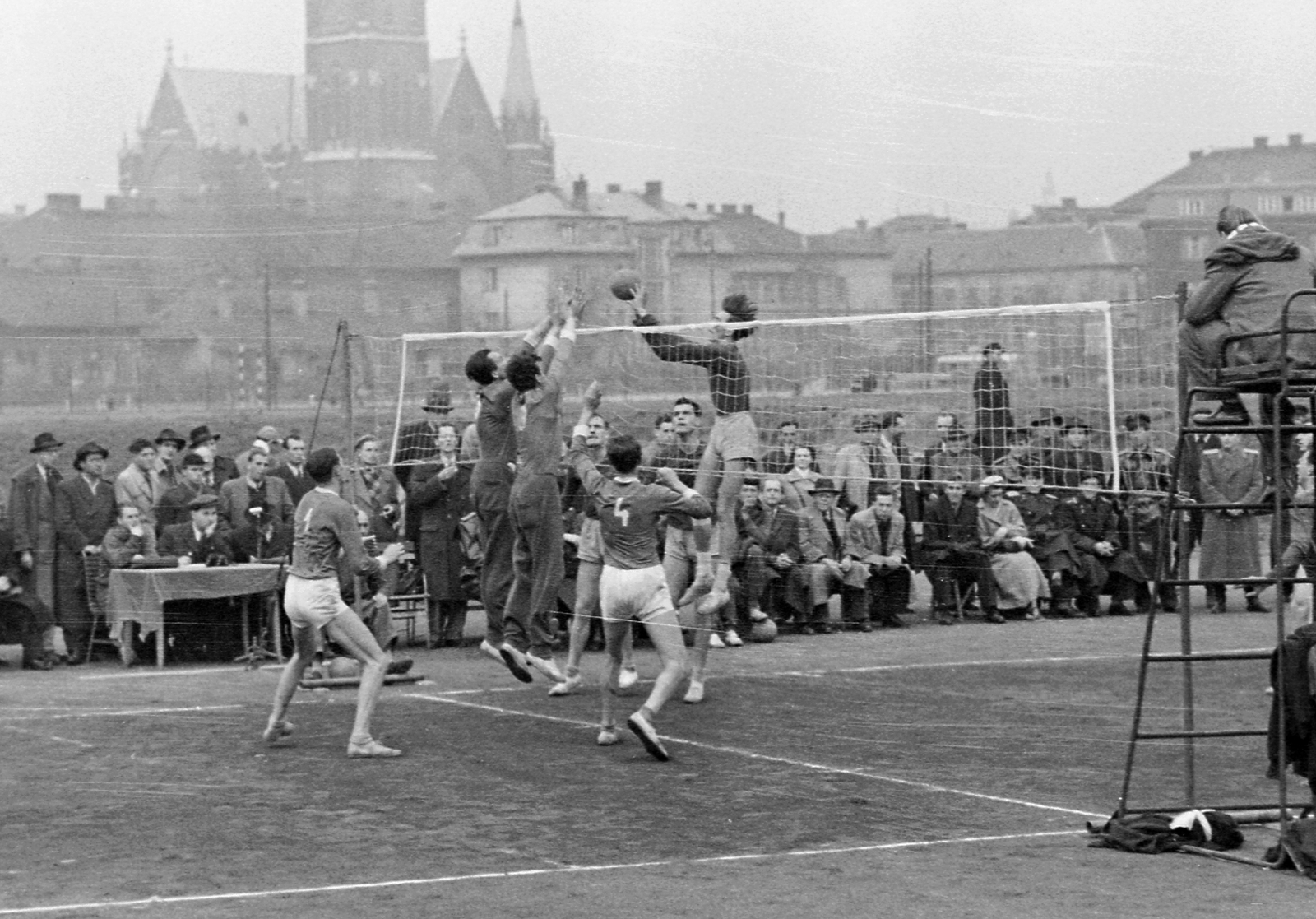 Hungary, Budapest XIV., Istvánmezei út, röplabdapálya a Sportcsarnok előtt, háttérben a Rózsafüzér Királynéja-templom a Thököly úton., 1953, Magyar Rendőr, volleyball, Budapest, Fortepan #17968