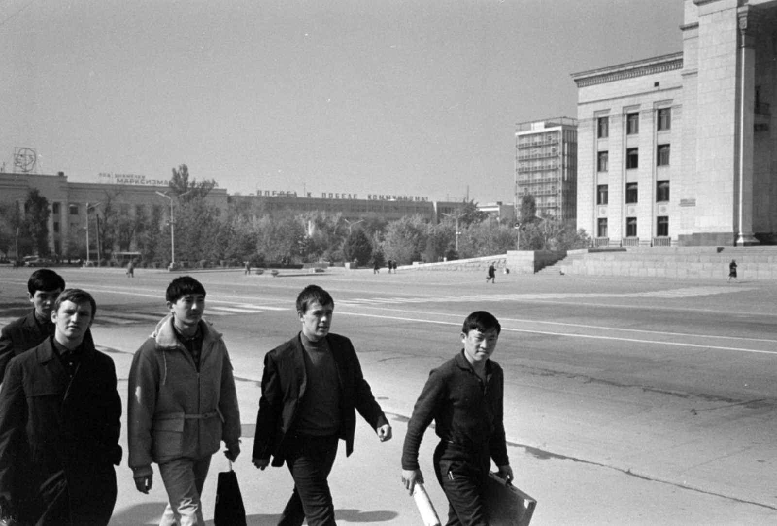 Kazahsztán, Almati, (ekkor Alma-Ata), Asztana (Lenin) tér, jobbra a mai Kazah-Brit Műszaki Egyetem (ekkor a Kazah SZSZK kormányzati épülete)., 1968, Bojár Sándor, Fortepan #179683