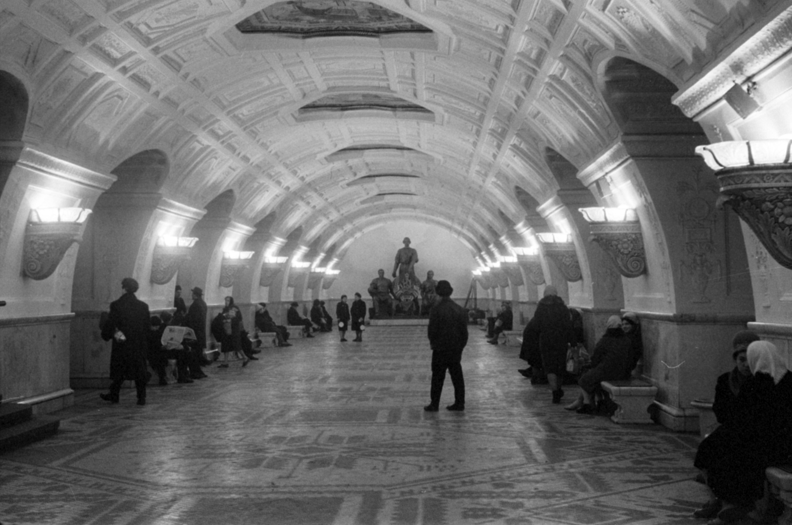 Russia, Moscow, Beloruszkaja metróállomás, szemben a Szovjet Belorusszia szoborcsoport (Matver Manizer, 1952.)., 1964, Bojár Sándor, Fortepan #179719