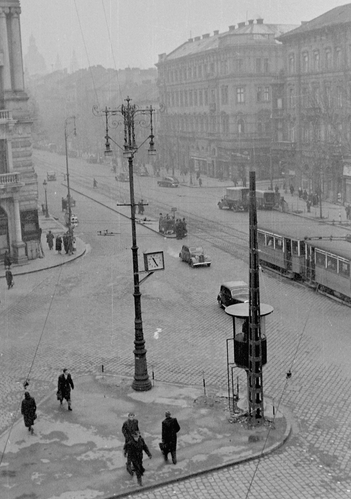Hungary, Budapest V.,Budapest VI., Bajcsy-Zsilinszky út a Podmaniczky (Rudas László) utcánál., 1953, Magyar Rendőr, traffic, watch, street view, genre painting, cop, tram, lamp post, Budapest, Fortepan #17972