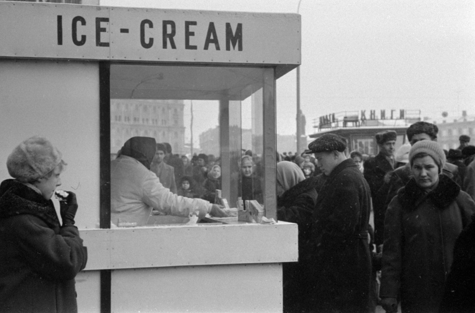 Russia, Moscow, Tyeatralnij projezd (Proszpekta Marksza) a Központi Gyermek Áruház előtt, balra a háttérben a Lubjanka (Dzerzsinszkij) tér., 1964, Bojár Sándor, ice cream, ice cream, Fortepan #179720