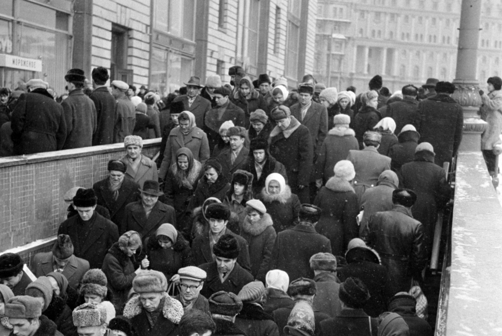 Oroszország, Moszkva, Tyeatralnij projezd (Proszpekta Marksza) a Központi Gyermek Áruház előtt, balra a háttérben a Lubjanka (Dzerzsinszkij) tér., 1964, Bojár Sándor, aluljáró, Fortepan #179721