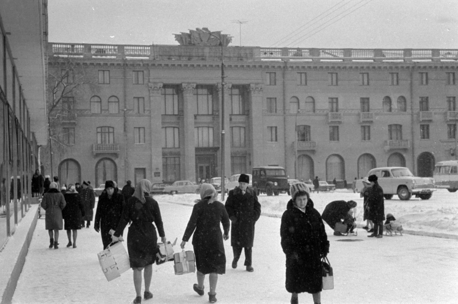 Russia, Moscow, Leningradszkij sugárút a Novaja Basilovka utca felől a Raszkovoj utca felé nézve, szemben a Szovjetszkij Hotel., 1964, Bojár Sándor, Fortepan #179725
