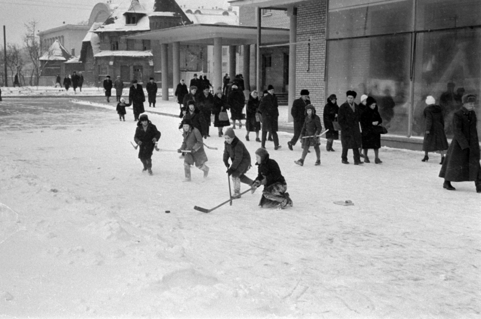 Russia, Moscow, a Leningradszkij sugárút a 34. szám előtt, a Novaja Basilovka utca felé nézve., 1964, Bojár Sándor, Fortepan #179726