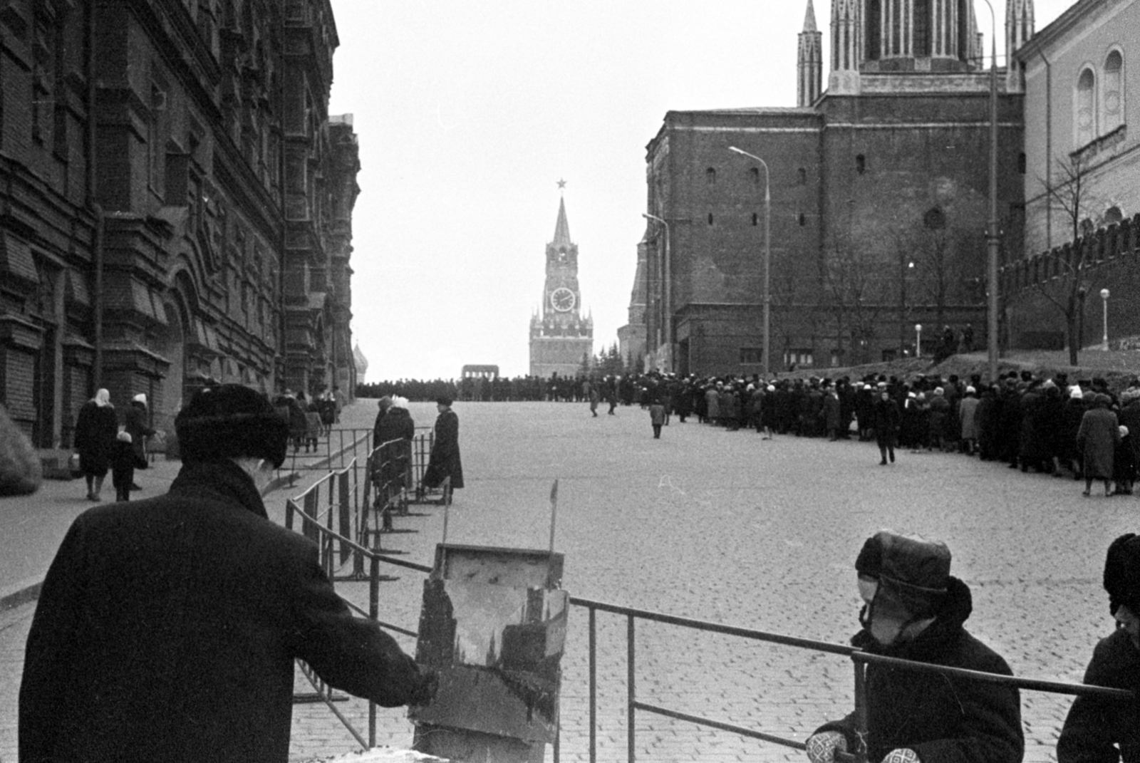 Russia, Moscow, átjáró a Manézs tér és a szemben látható Vörös tér között, sorban állók a Lenin mauzóleumhoz. Balra az Állami Történelmi Múzeum., 1964, Bojár Sándor, Fortepan #179728