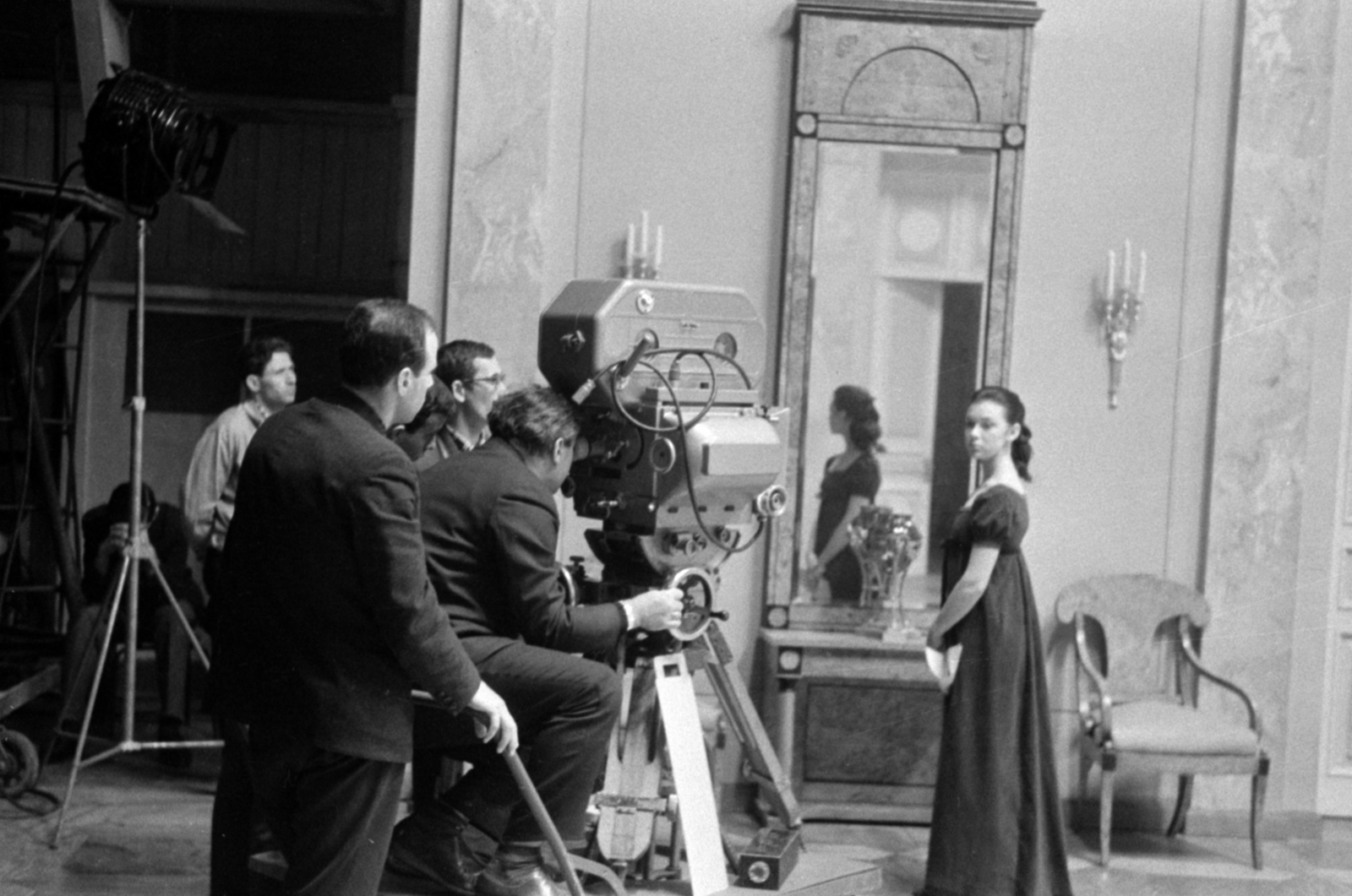 Russia, Moscow, a MOSZFILM stúdiója, a Háború és béke című négyrészes szovjet film forgatása. A kameránál háttal Szergej Bondarcsuk, a film rendezője., 1964, Bojár Sándor, movie camera, Fortepan #179729