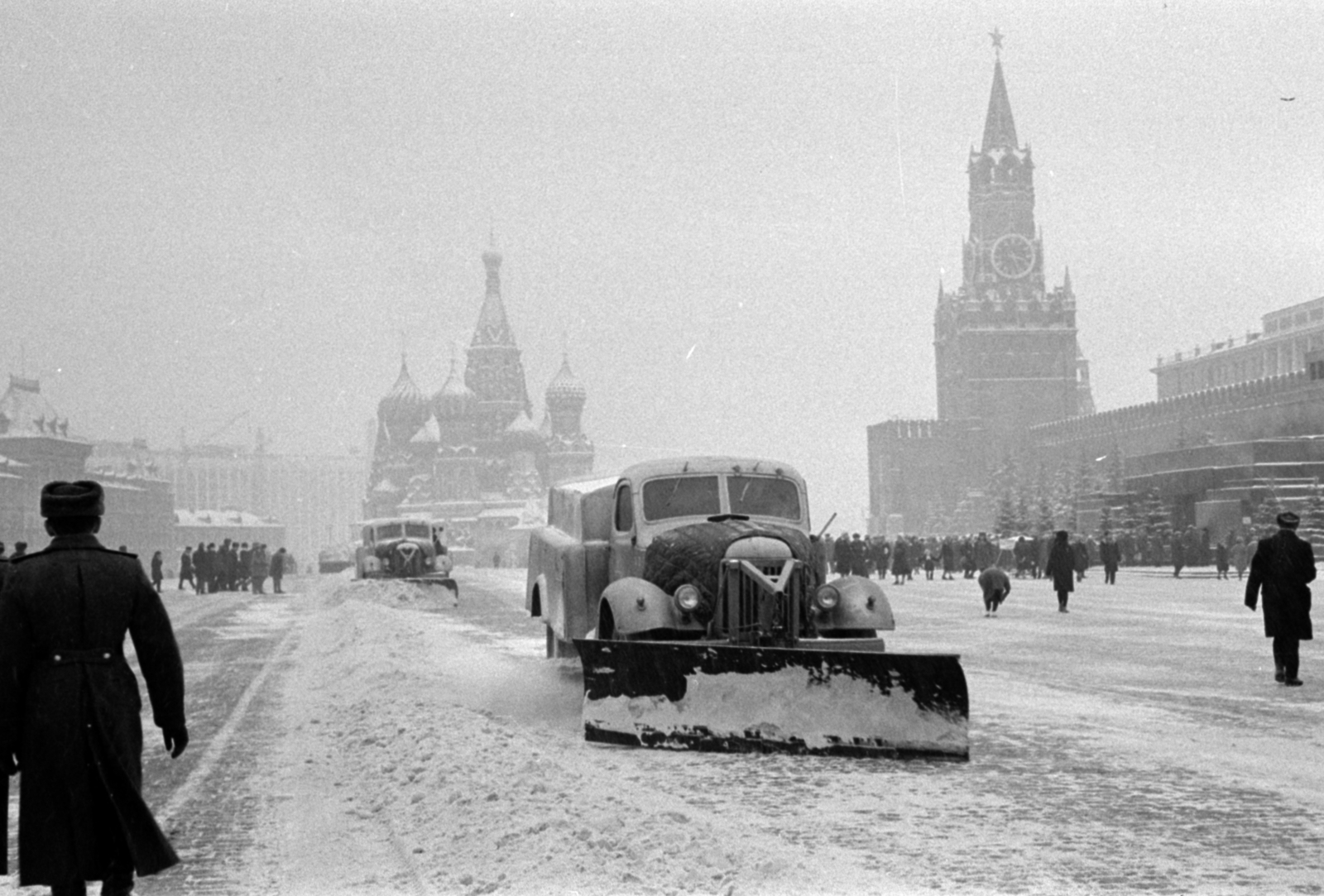 Russia, Moscow, Vörös tér, jobbra a Kreml, szemben a Vaszilij Blazsennij-székesegyház., 1964, Bojár Sándor, Fortepan #179739