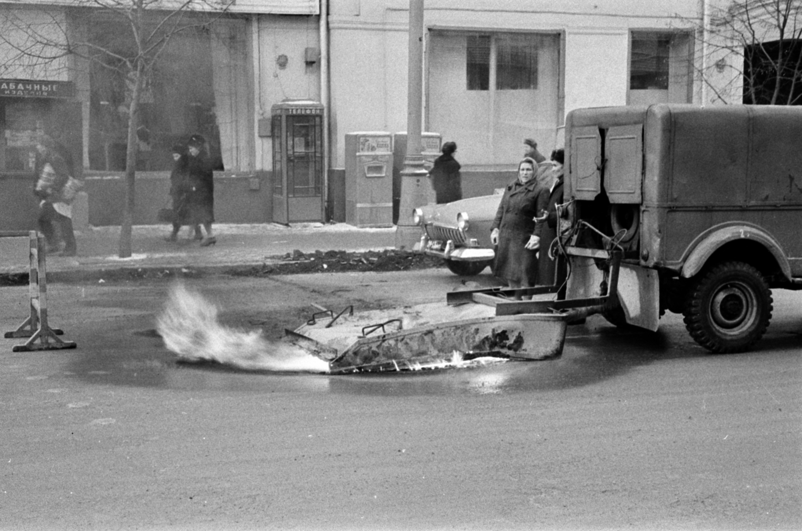 Russia, Moscow, a felvétel a Neglinnaja utca 9. számú ház előtt készült., 1964, Bojár Sándor, pothole, Fortepan #179758