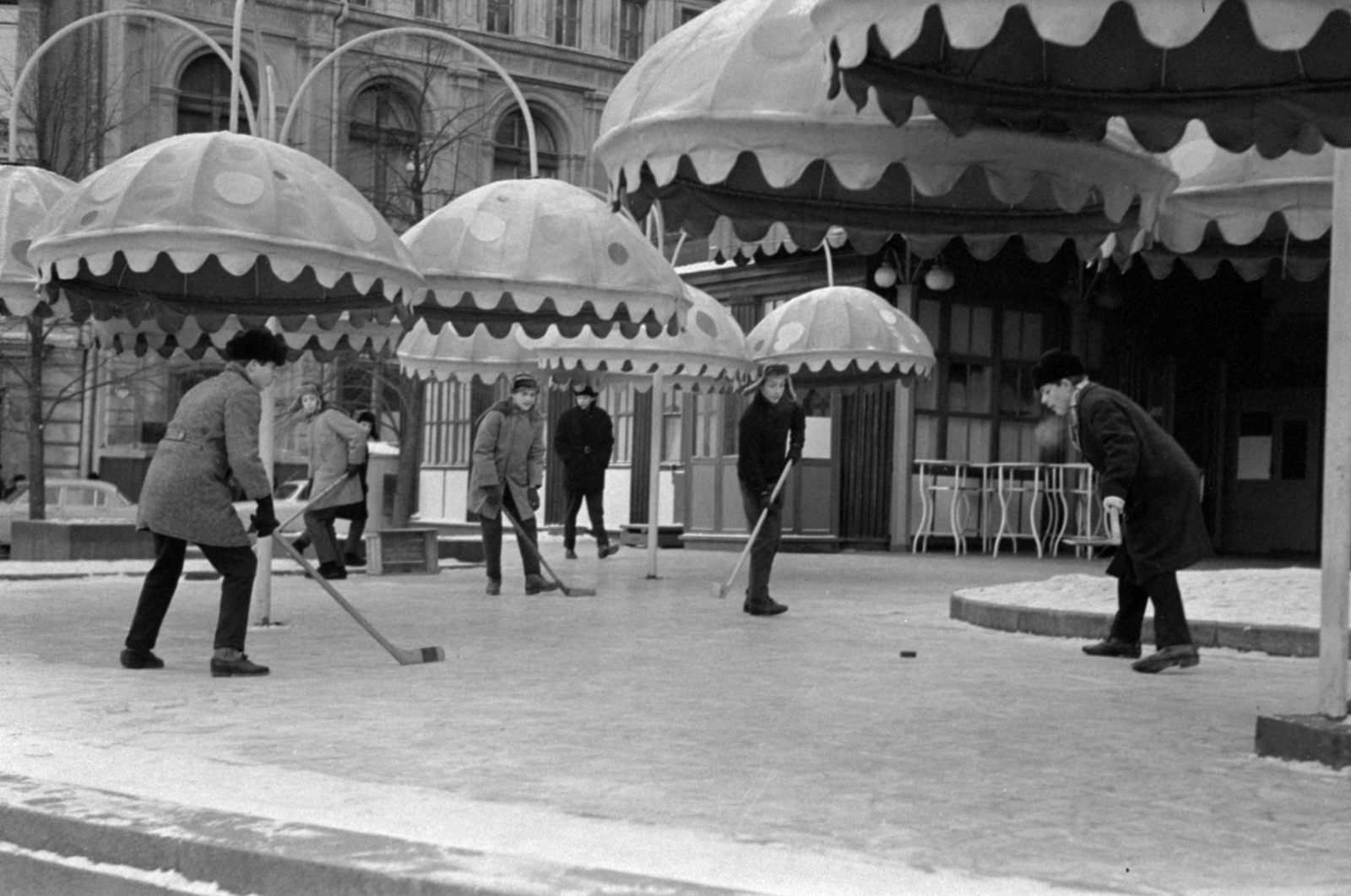 Russia, Moscow, Petrovka utca 5., a Druzsba kávézó terasza, háttérben a Kuznyeckij Moszt utca 6/3., 1964, Bojár Sándor, Fortepan #179760