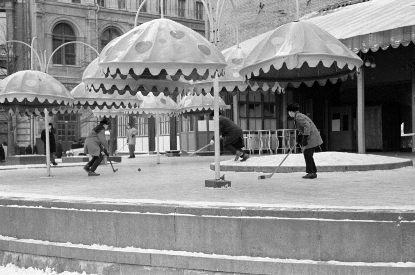 Russia, Moscow, Petrovka utca 5., a Druzsba kávézó terasza, háttérben a Kuznyeckij Moszt utca 6/3., 1964, Bojár Sándor, Fortepan #179762
