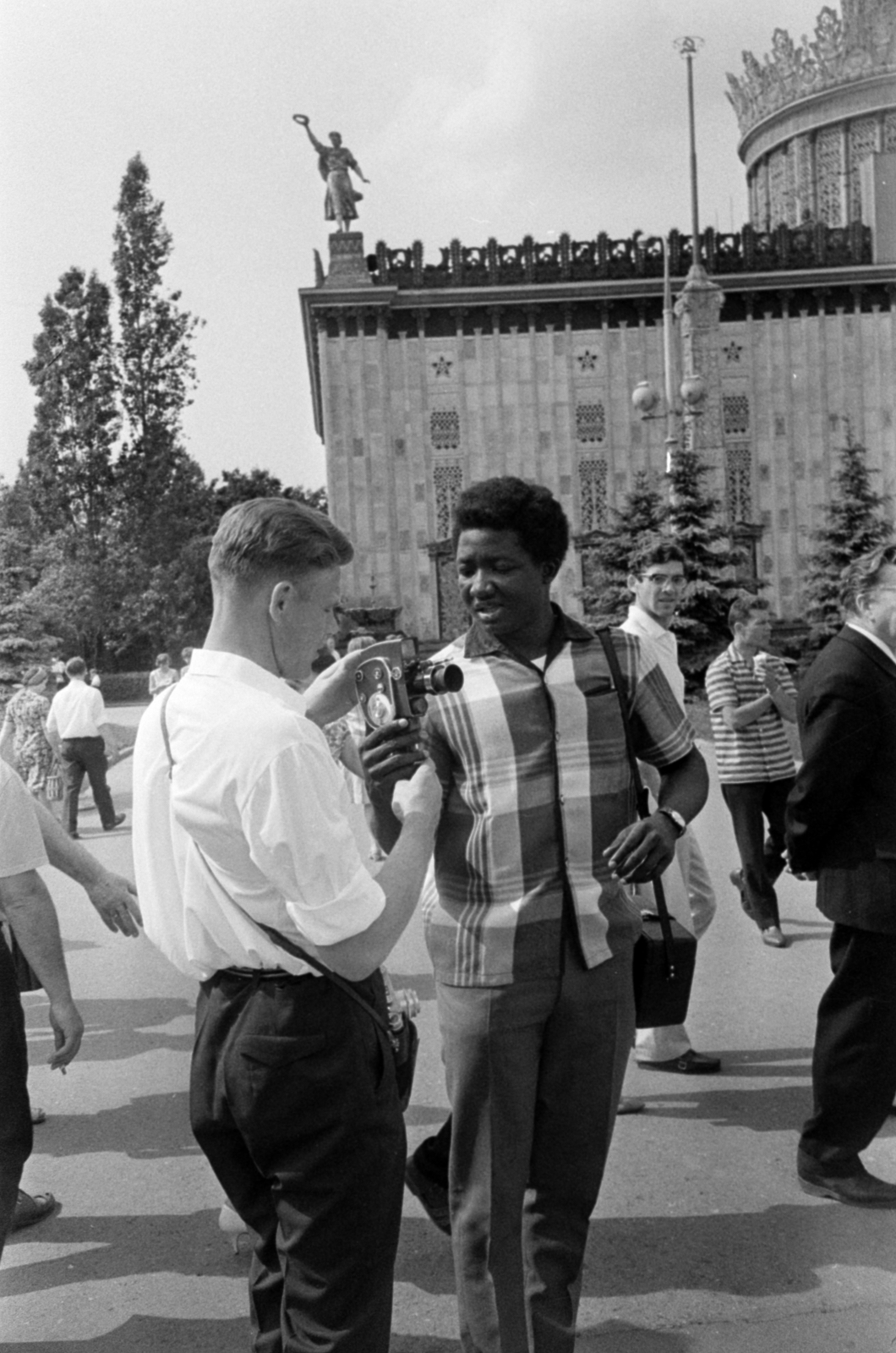 Russia, Moscow, Népgazdaság Eredményeinek Kiállítása (később Összoroszországi Kiállítási Központ), jobbra a háttérben Ukrajna pavilonja., 1967, Bojár Sándor, Fortepan #179766