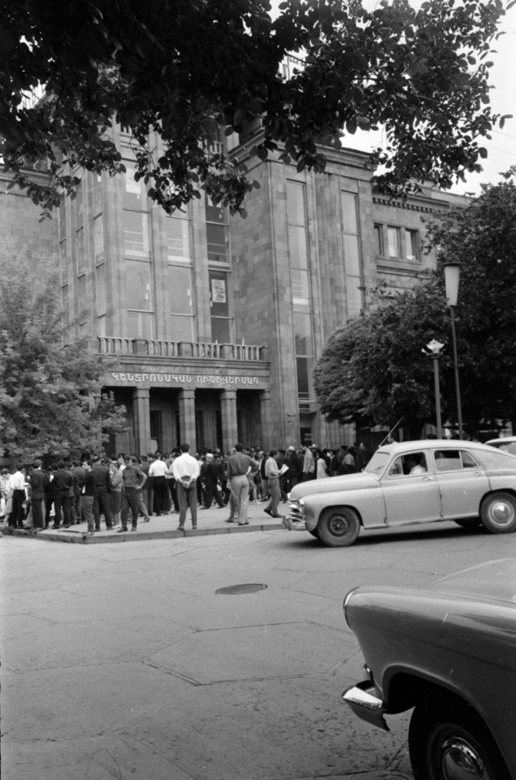 Yerevan, Aram utca - Abovjan utca sarok, Központi Áruház., 1967, Bojár Sándor, Fortepan #179784