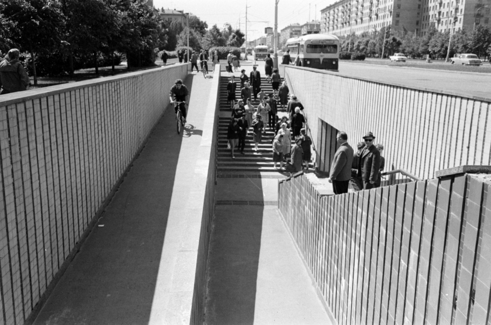 Russia, Moscow, Lenin sugárút (Leninszkij proszpekt) a Gubkina utca felé nézve, gyalogos aluljáró az 55 szám előtt., 1967, Bojár Sándor, Soviet Union, Fortepan #179790