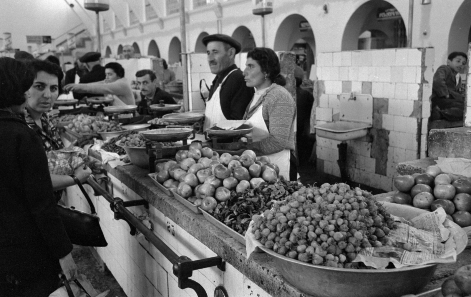 Yerevan, központi vásárcsarnok., 1967, Bojár Sándor, market, scale, Fortepan #179794