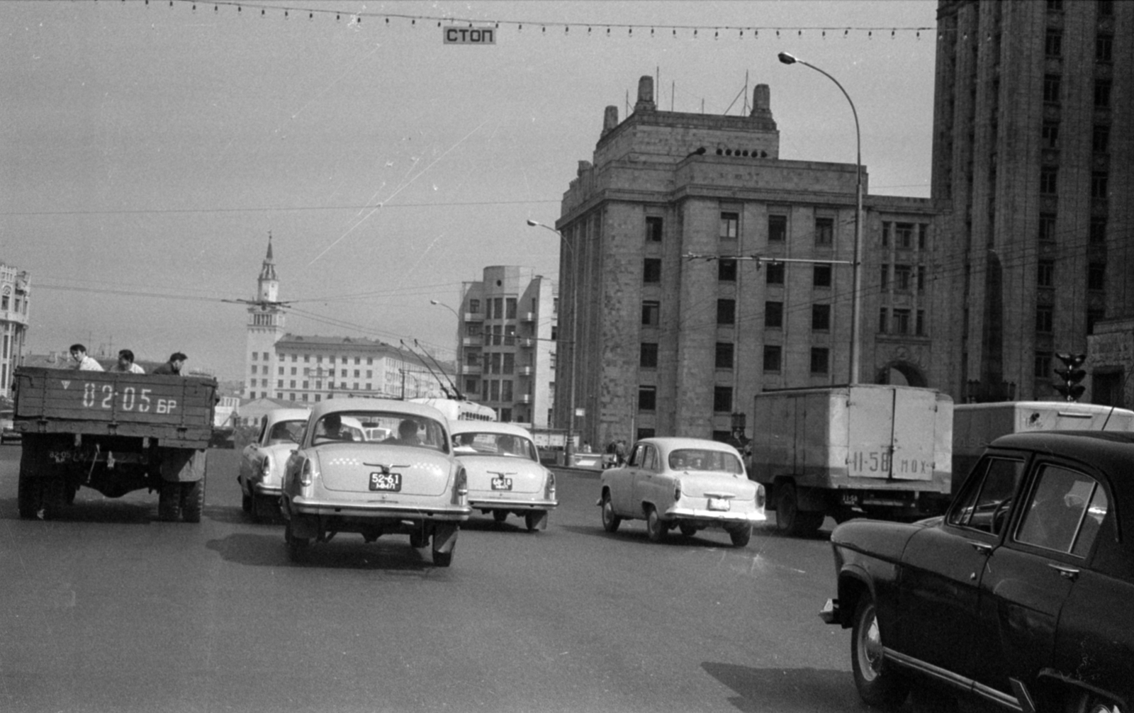 Russia, Moscow, a Szmolenszkij körút és a Szmolenszkaja-Szennaja tér határától a Szmolenszkaja tér felé nézve, jobbra a Külügyminisztérium., 1967, Bojár Sándor, Fortepan #179795