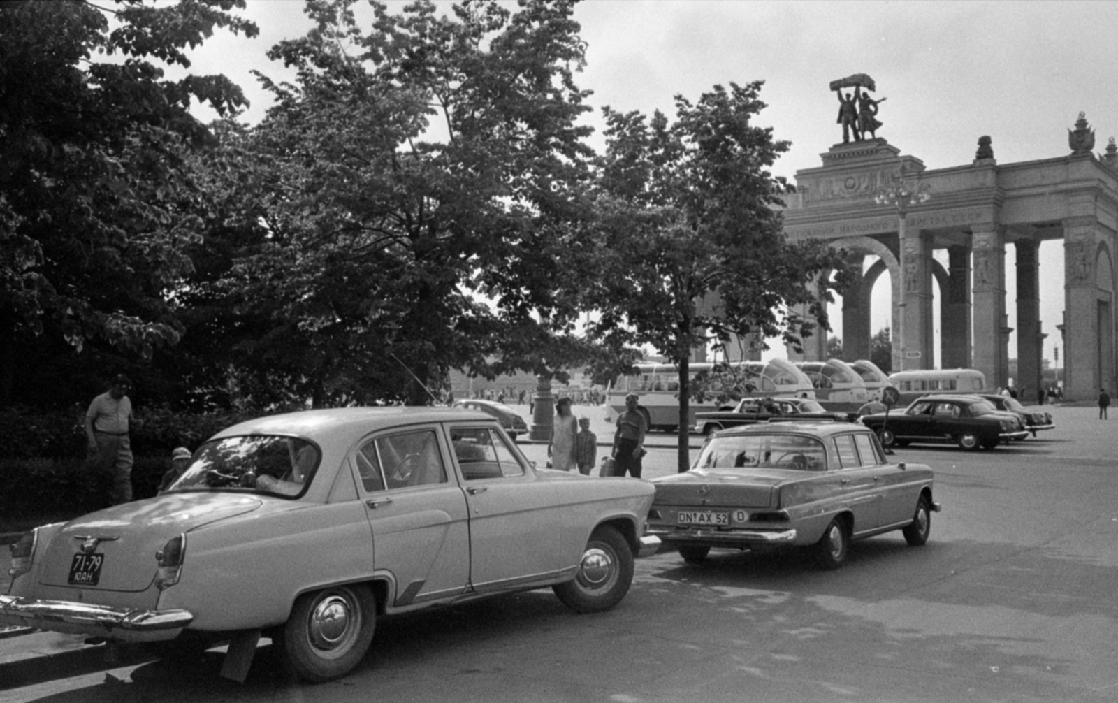 Russia, Moscow, jobbra a Népgazdaság Eredményeinek Kiállítása (később Összoroszországi Kiállítási Központ) főbejárata., 1967, Bojár Sándor, Fortepan #179797