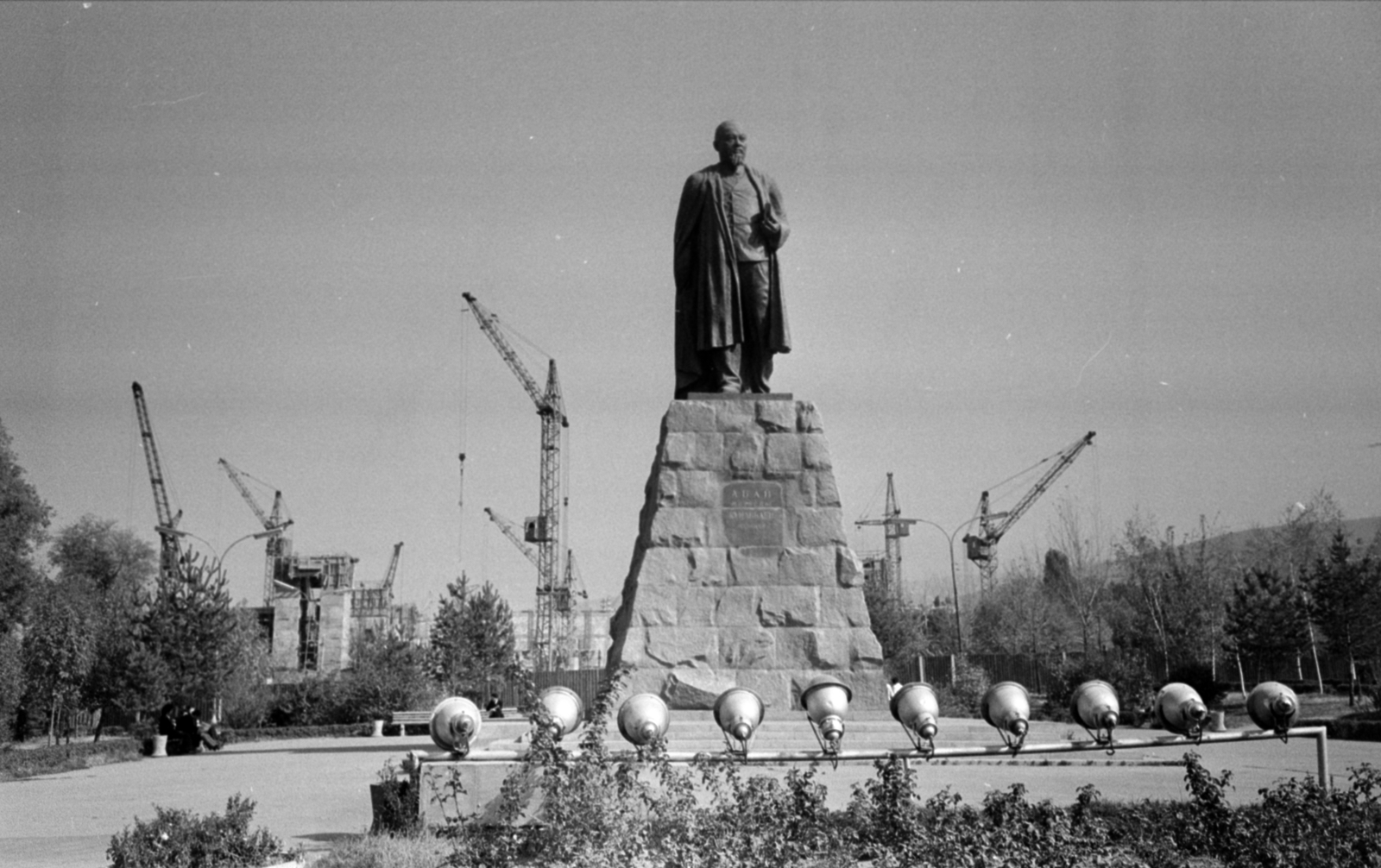 Almati, (ekkor Alma-Ata), Abaj sugárút, szemben Abaj Kunanbajev szobra, a háttérben az épülő Lenin Kultúrpalota (később Köztársasági Palota)., 1968, Bojár Sándor, Soviet Union, Fortepan #179822