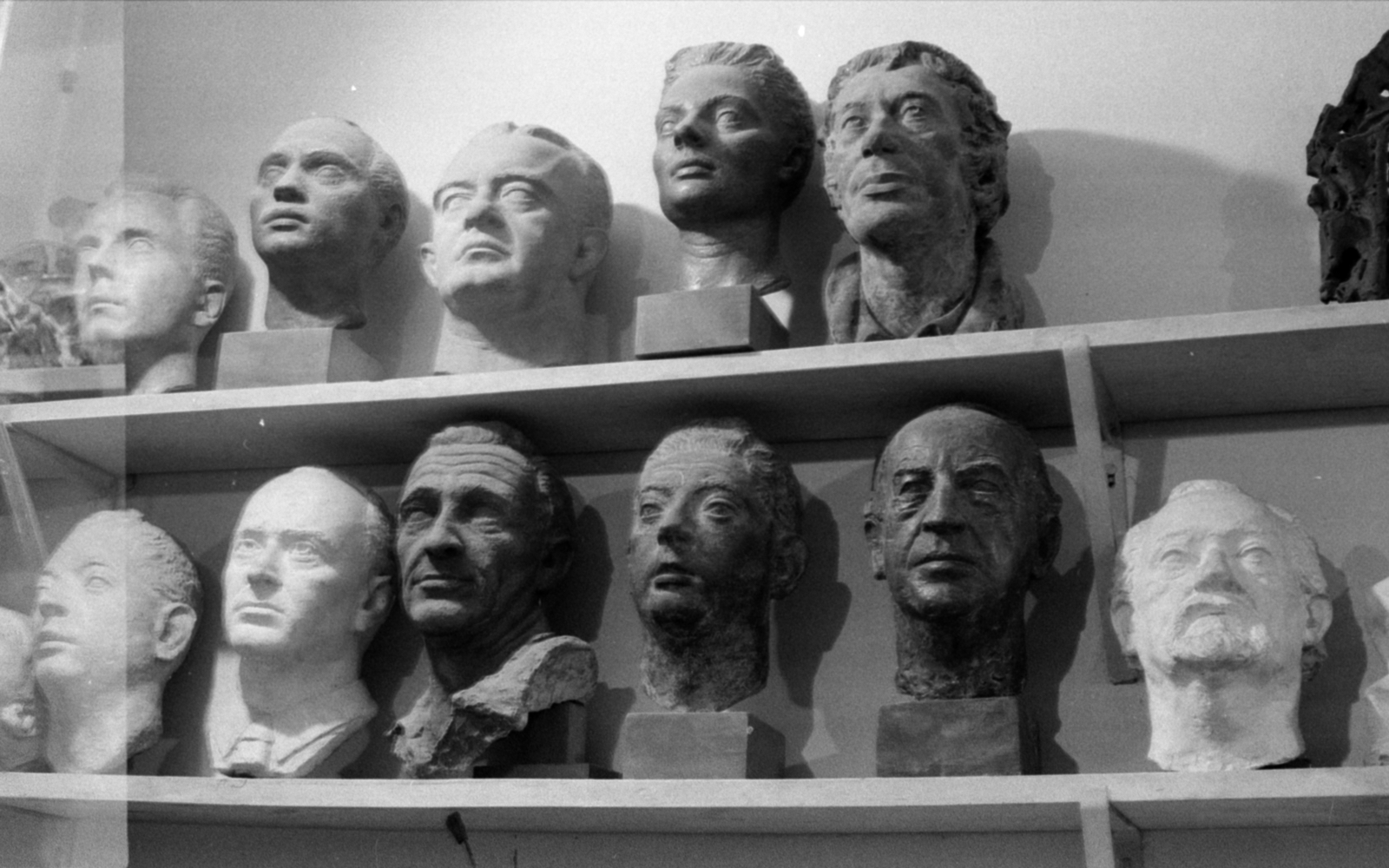 Hungary, Budapest XIII., Lehel utca, Morell Mihály festő, szobrász és filmvágó műterme. Filmes szakemberek és munkatársak portréi., 1987, Bojár Sándor, Budapest, studio, sculpture, portrait, Fortepan #179846