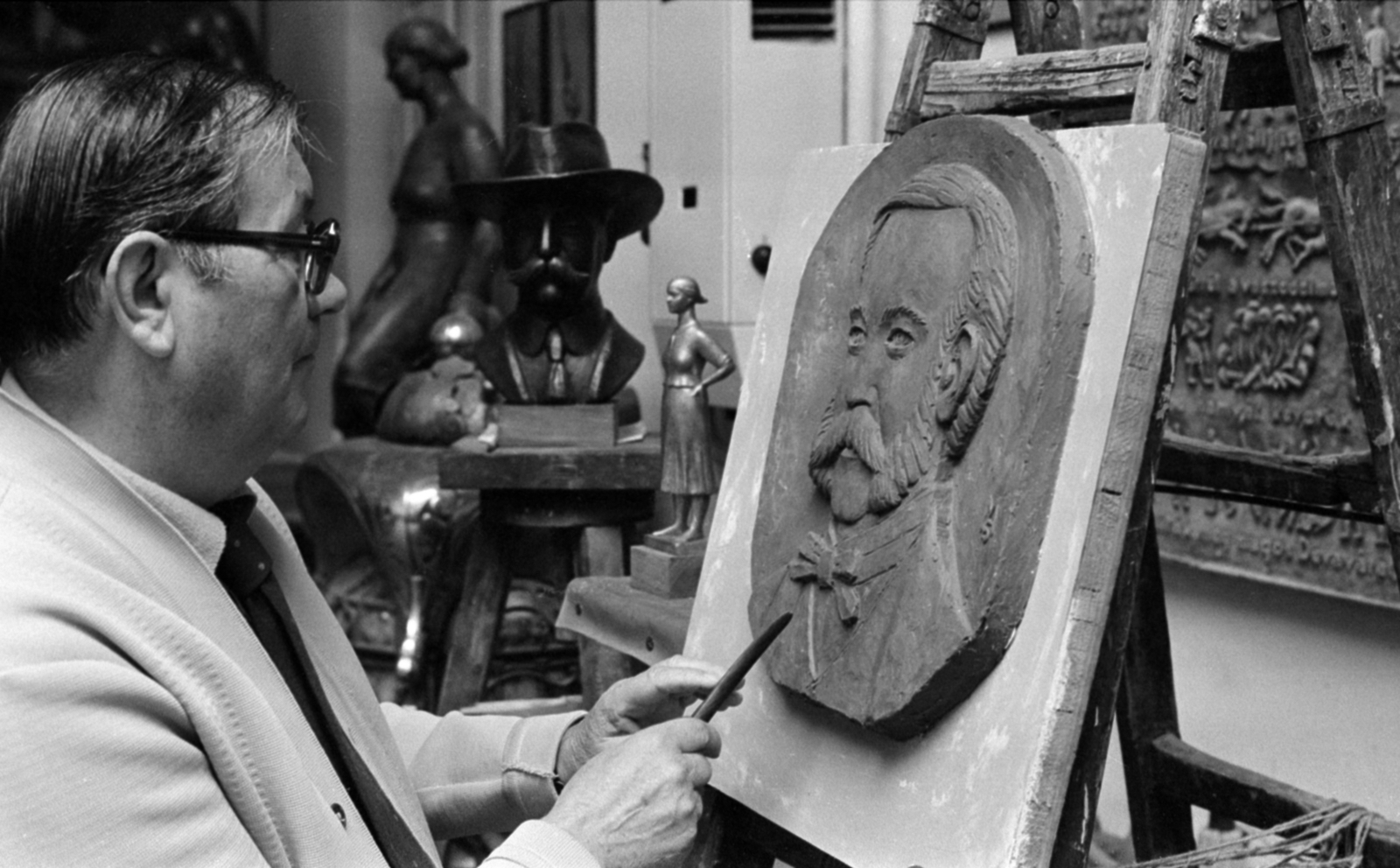 Magyarország, Budapest VIII., Százados úti Művésztelep. Mikus Sándor szobrászművész a műtermében Henry Dunant, a Vöröskereszt alapítójának domborművén dolgozik. Az bronz domborműves márvány emléktábla a Magyar Vöröskereszt Arany János utcai székházában lett elhelyezve., 1978, Bojár Sándor, Budapest, szobor, műterem, dombormű, létra, Fortepan #179851
