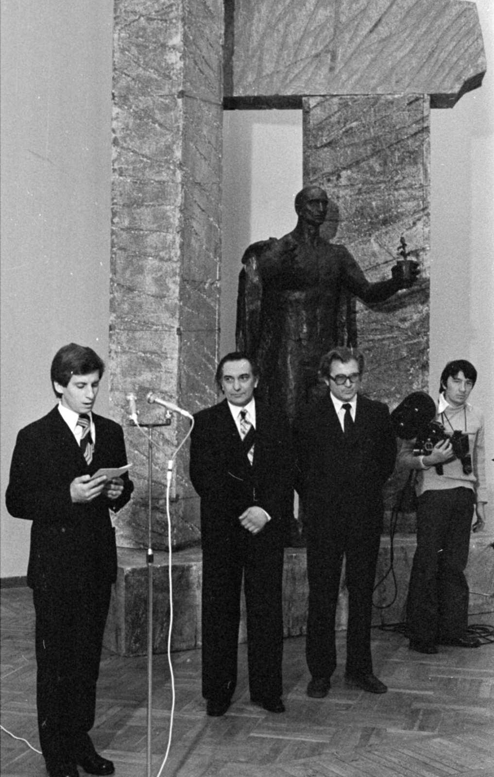 Hungary, Budapest XIV., Műcsarnok, Kiss István szobrászművész kiállításának megnyitója. A művész kérésére egy munkás, Kátai György, az Egyesült Izzó géplakatosa nyitotta meg a kiállítást. Tőle jobbra Kiss István. Háttérben a később Mátészalkán felállított Felszabadulási emlékmű másolata., 1977, Bojár Sándor, exhibition, Budapest, opening ceremony, Fortepan #179857
