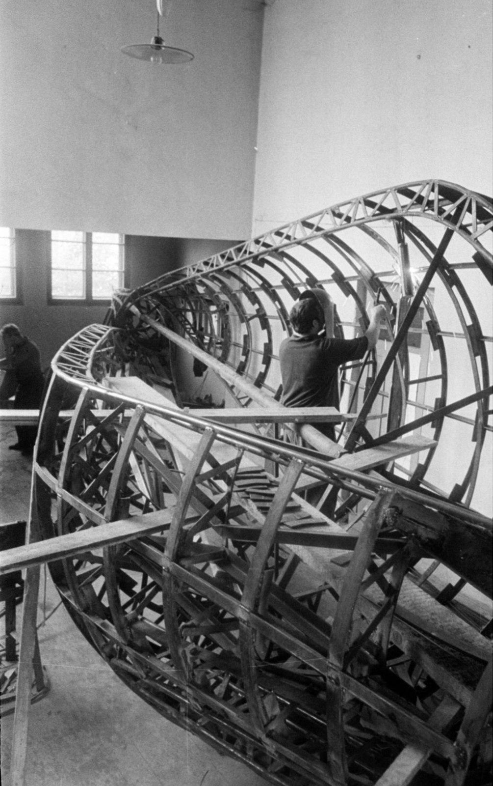 Hungary, Budapest, Kiss István szobrászművész, a Margitszigeten 1972 -ben felállított, Centenáriumi emlékmű vázát hegeszti., 1972, Bojár Sándor, geometry, Fortepan #179858