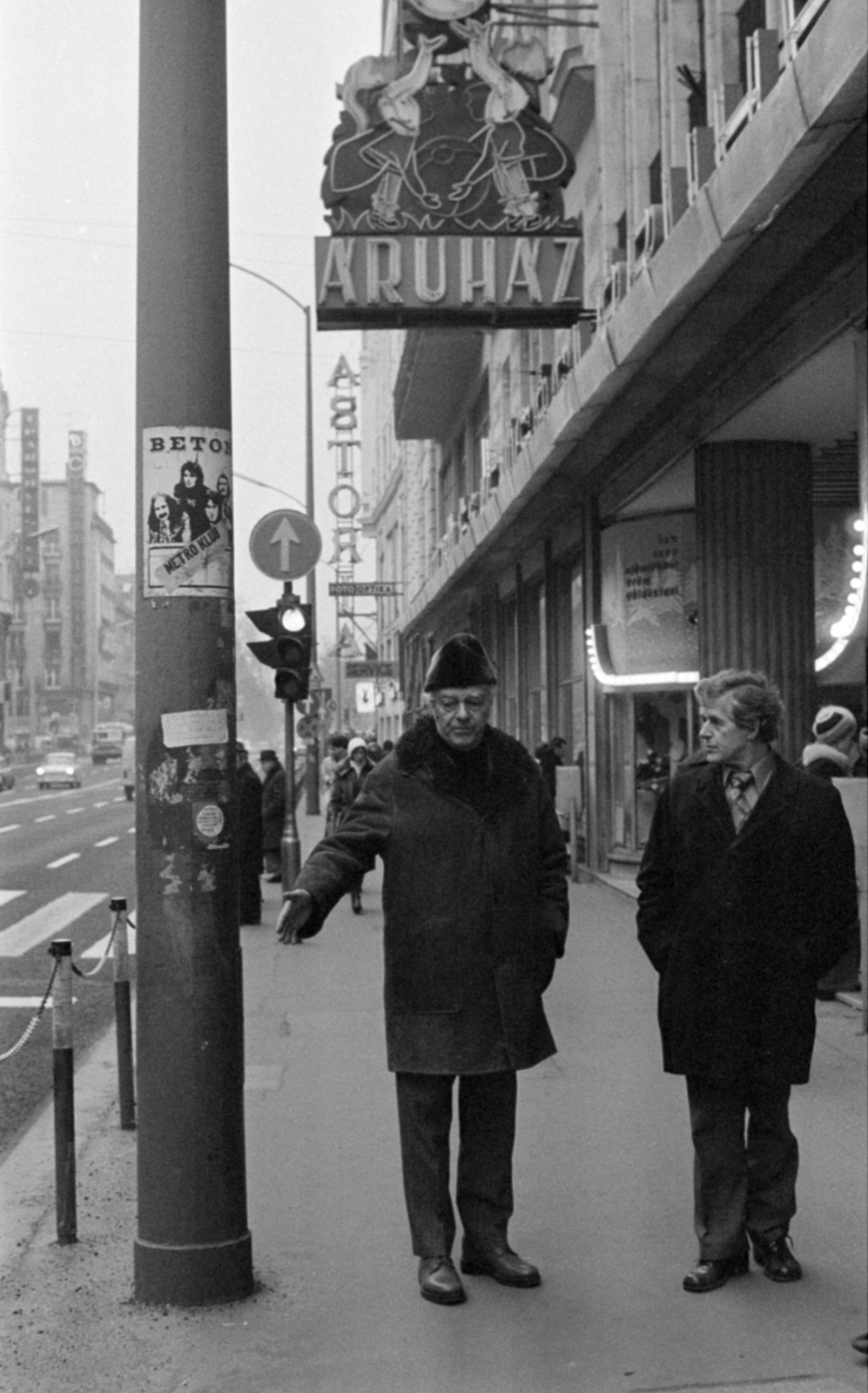 Magyarország, Budapest V., Kossuth Lajos utca az Astoria kereszteződés felé nézve, jobbra az Úttörő Áruház. Goldfinger Ernő és Skoda Lajos építészek., 1977, Bojár Sándor, Budapest, Fortepan #179862