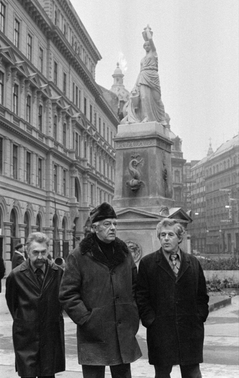 Hungary, Budapest V., Ferenciek tere (Felszabadulás tér) a Belvárosi Ferencesek temploma előtt, háttérben a Nereidák kútja (Győri Dezső, 1977.). Murányi Sándor, Goldfinger Ernő és Skoda Lajos építészek., 1977, Bojár Sándor, Budapest, Fortepan #179863