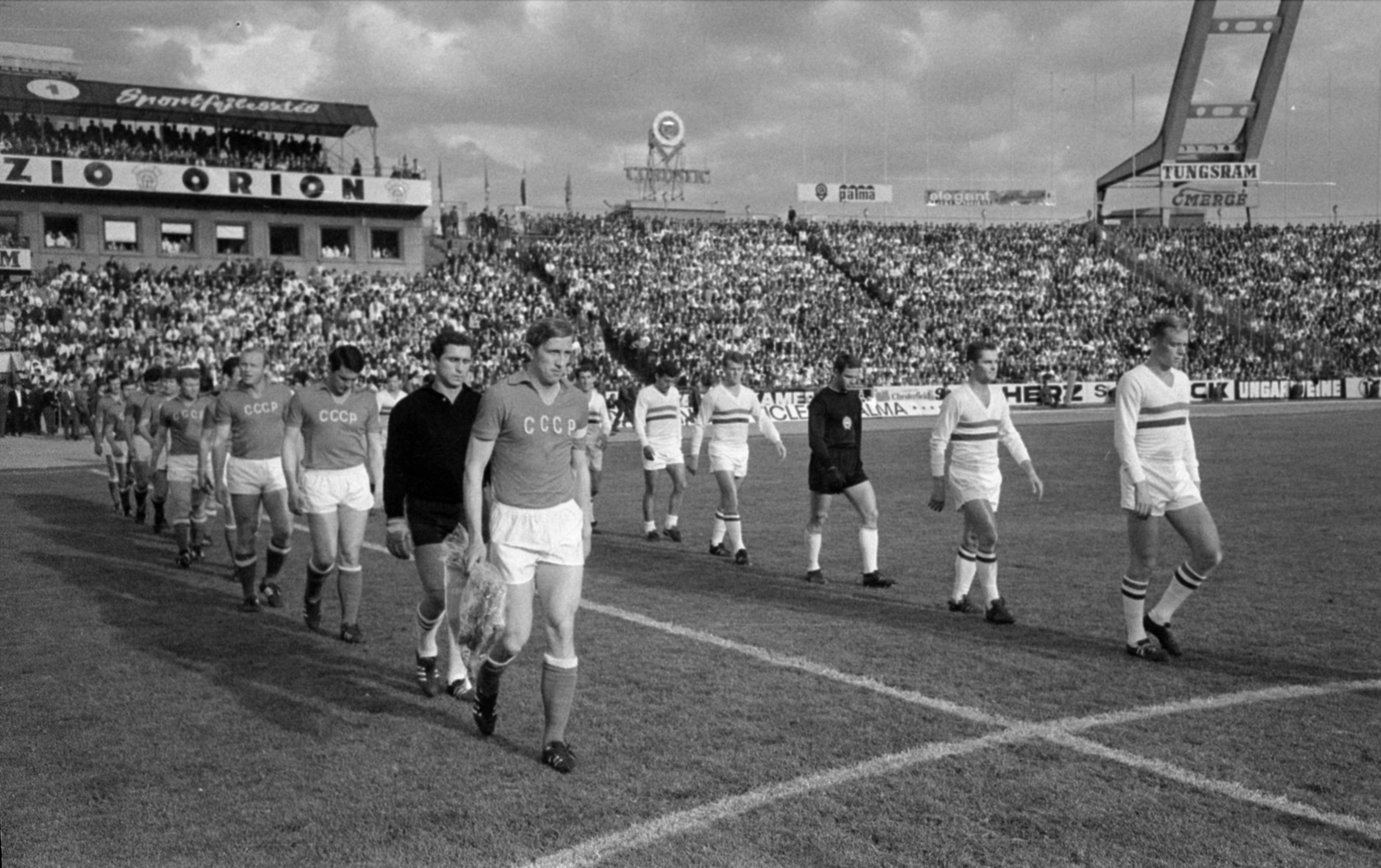 Hungary, Népstadion, Budapest XIV., Magyarország - Szovjetunió EB mérkőzés 1968. május 4. A szovjet és a magyar csapat labdarúgóinak bevonulása., 1968, Bojár Sándor, Budapest, Fortepan #179892