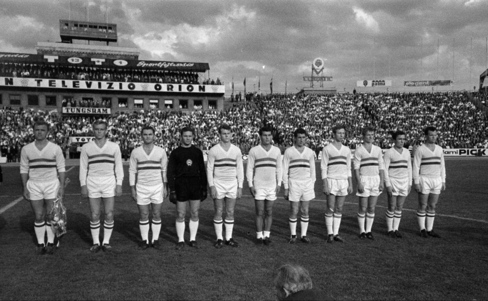 Hungary, Népstadion, Budapest XIV., Magyarország - Szovjetunió EB mérkőzés 1968. május 4. A magyar csapat: Mészöly, Solymosi, Ihász, Fatér, Szűcs, Farkas, Göröcs, Fazekas, Varga, Rákosi, Novák., 1968, Bojár Sándor, Budapest, Fortepan #179897